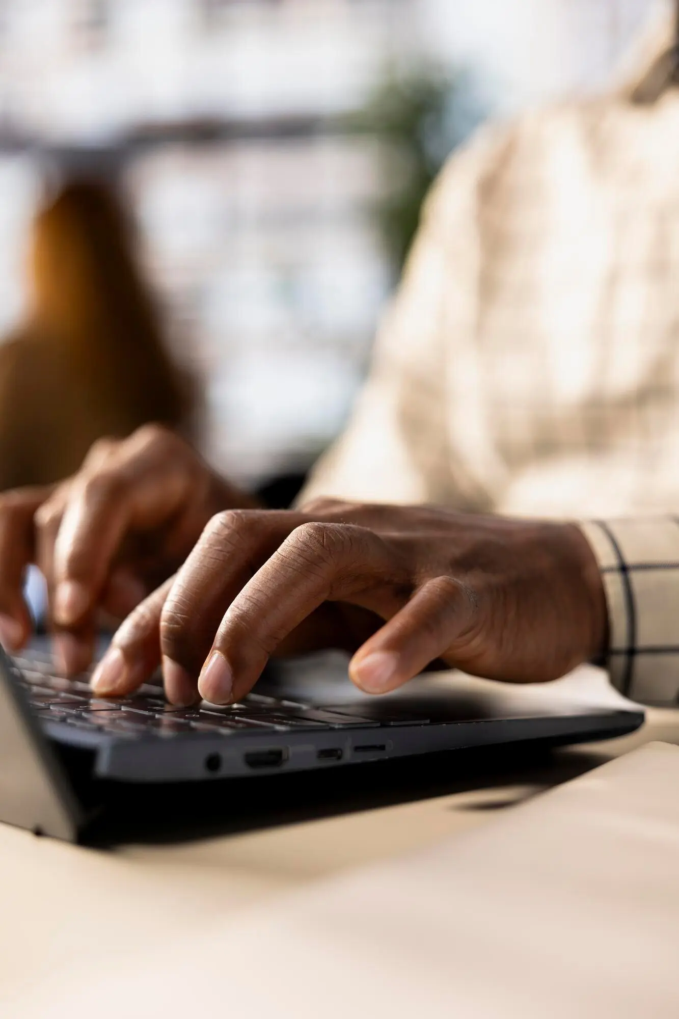 Опытный бизнесмен за своим офисным столом работает над написанием отчёта.